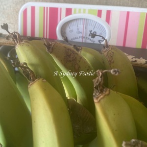 4kg of bananas on a weighing scale